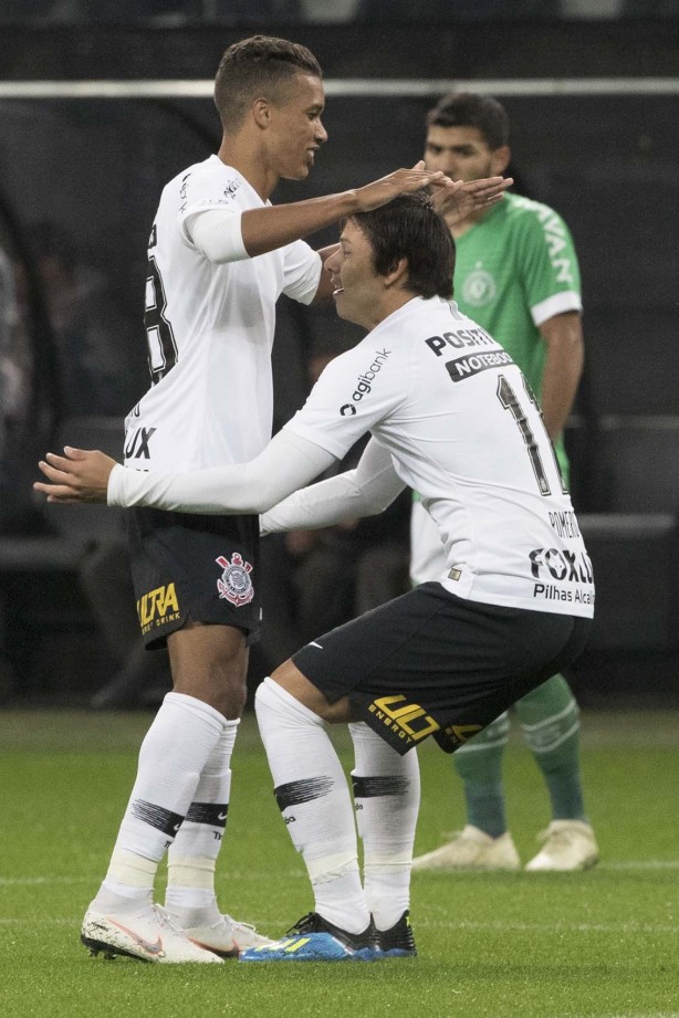 Romero abraça Pedrinho, autor da assistência para o gol do paraguaio, no jogo contra a Chape