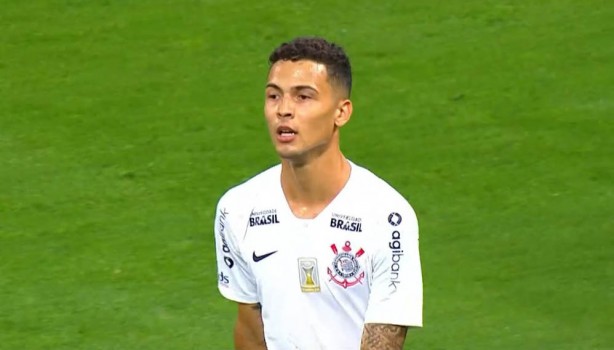 Substituto de Fagner, Thiaguinho foi pressionado pelo ataque do Atlético-PR