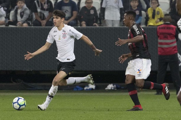 Ángelo Araos em jogada contra o Atlético-PR, na Arena Corinthians