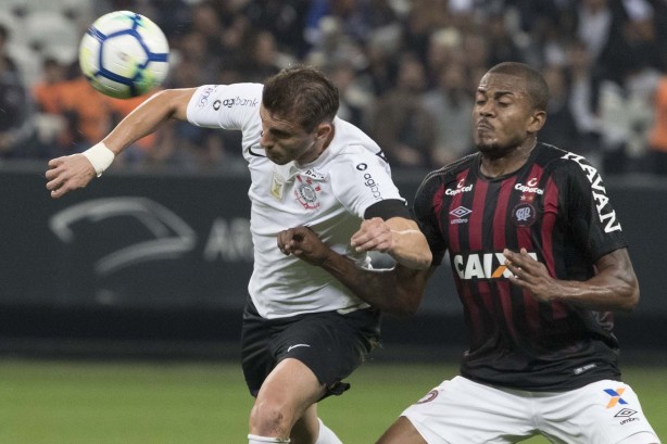 Henrique durante jogo contra o Atlético-PR, na Arena Corinthians