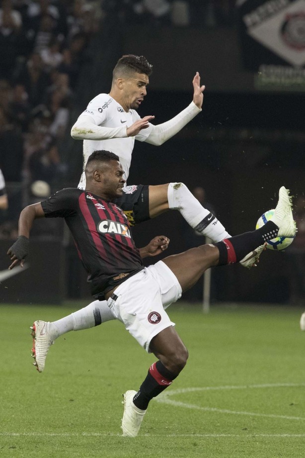 Léo Santos durante jogo contra o Atlético-PR, na Arena Corinthians, pelo Brasileirão
