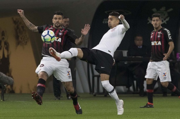 Léo Santos foi titular contra o Atlético-PR, na Arena Corinthians