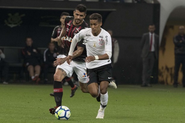 O garoto Pedrinho durante partida contra o Atlético-PR, na Arena Corinthians