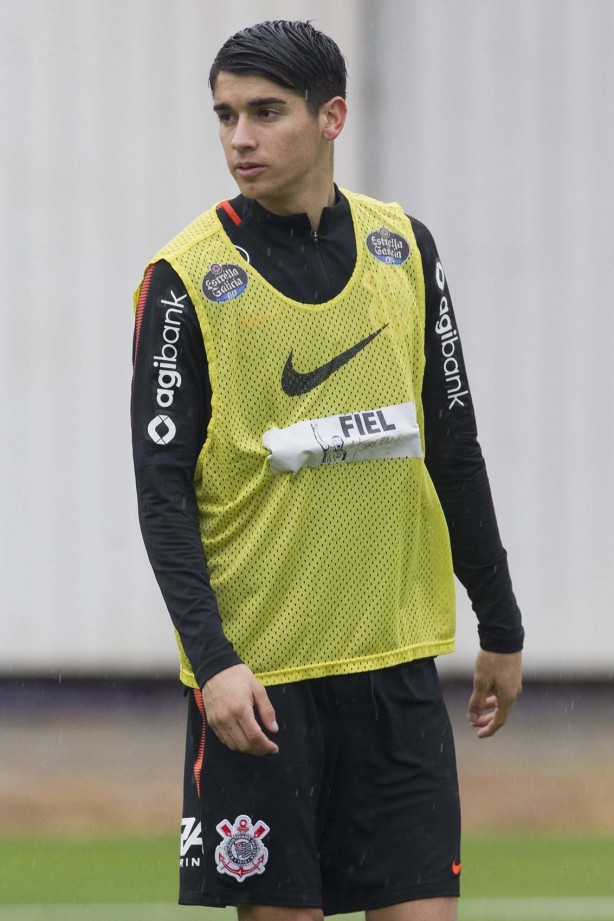 Ángelo Araos durante o último treino antes de enfrentar o Atlético-PR, pelo Brasileirão