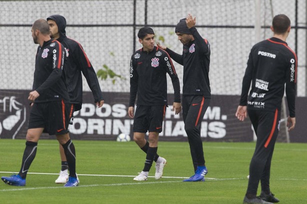 Ángelo Araos já se enturmando com os jogadores no CT Joaquim Grava