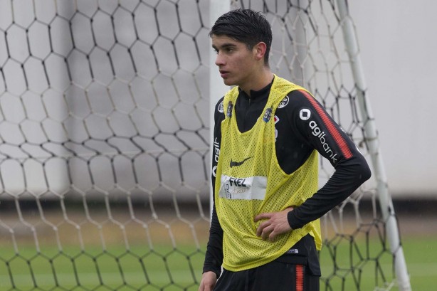 Ángelo Araos no CT durante o último treino antes da equipe enfrentar o Atlético-PR, pelo Brasileirão