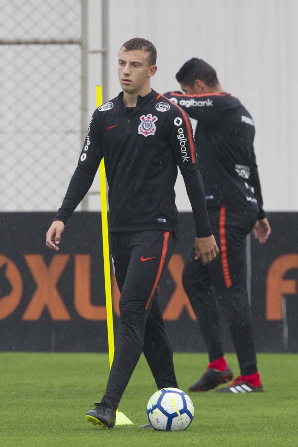 Carlos Augusto deve receber chance contra o Atlético-PR
