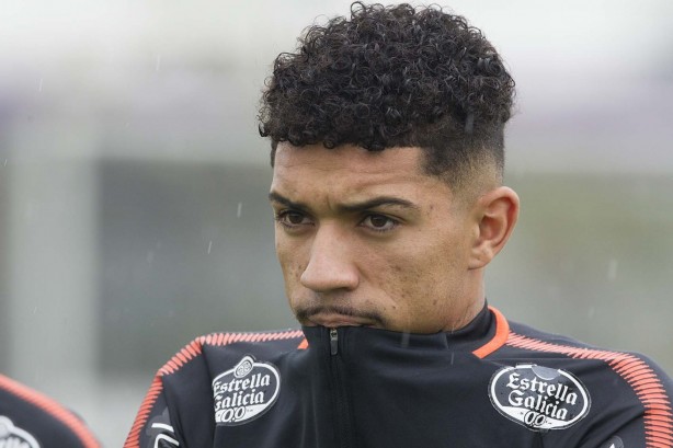 Douglas durante o treino chuvoso de hoje no CT Joaquim Grava