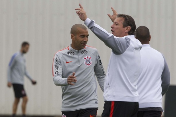 Emerson Sheik no CT Joaquim Grava durante o treinamento da tarde