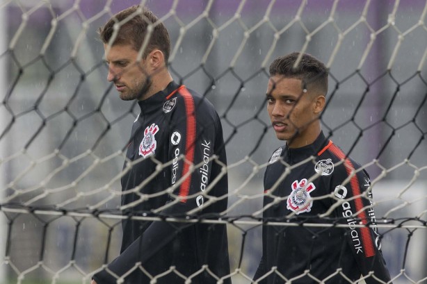 Henrique e Pedrinho durante o treinamento de reapresentação da equipe; Foco no Colo-Colo