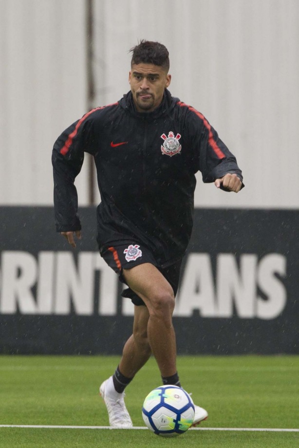 Léo Santos durante o último treino antes de enfrentar o Atlético-PR, pelo Brasileirão