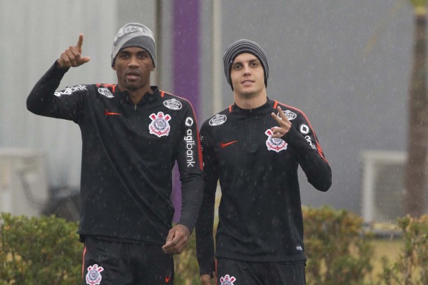 Marllon e Rodrigo Figueiredo no treinamento chuvoso da tarde desta segunda-feira no CT