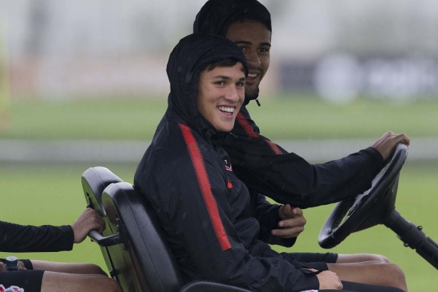 Mateus Vital e Léo Santos chegam para o treino no CT Joaquim Grava; Tarde é de chuva em São Paulo