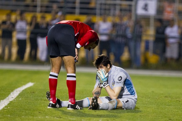 Momento em que Orin sentiu a leso no Pacaembu; aquela deciso para ele, hoje no Colo-Colo, durou apenas 16 minutos