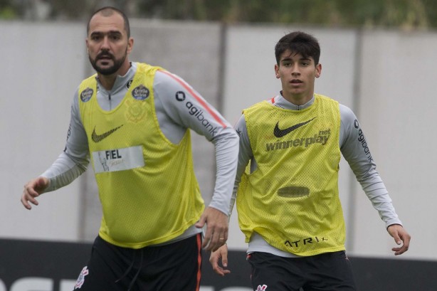 O experiente Danilo e o jovem Ángelo Araos no treinamento no CT