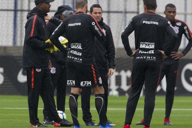 Osmar Loss comanda último treino antes do time enfrentar o Atlético-PR, pelo Brasileirão