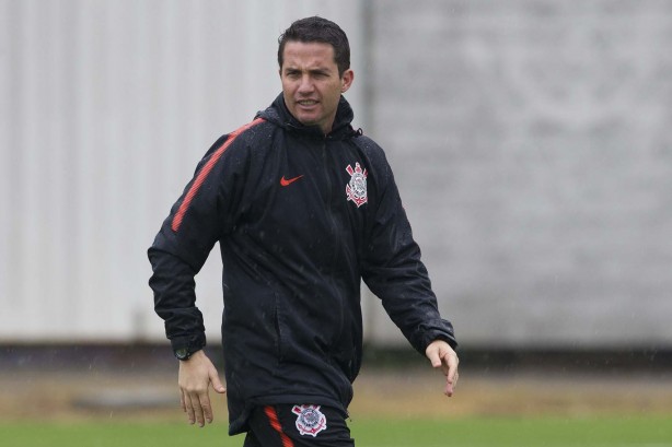 Osmar Loss comandando a última atividade antes de enfrentar o Atlético-PR, pelo Brasileirão