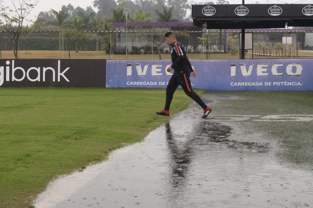 Ralf durante o treino neste dia chuvoso em São Paulo