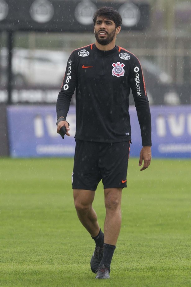 Vilson sob chuva no treino de hoje no CT Joaquim Grava