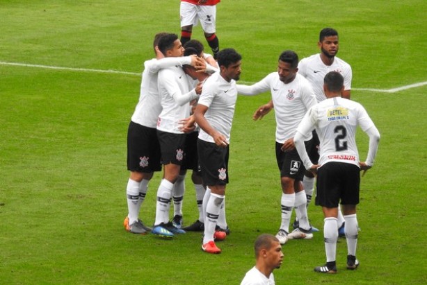 Fabrício Oya marcou para o Timão no final do primeiro tempo