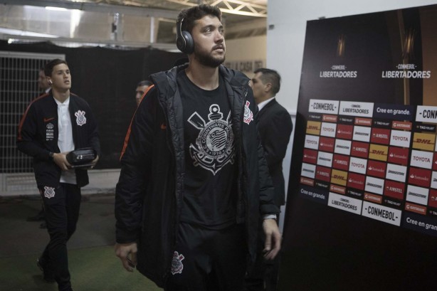 Caíque França na chegada do time ao estádio antes do jogo contra o Colo-Colo, no Chile
