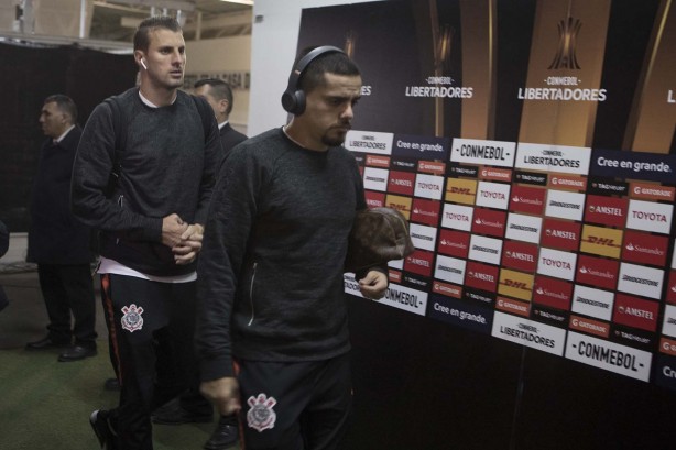 Henrique e Fagner antes do jogo contra o Colo-Colo, no Chile