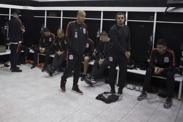 Jogadores no vestiário antes do jogo contra o Colo-Colo, no Chile