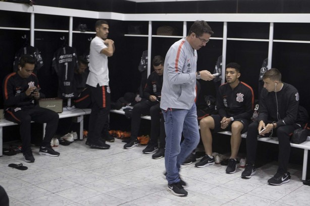 Osmar Loss no vestiário antes do jogo contra o Colo-Colo, no Chile