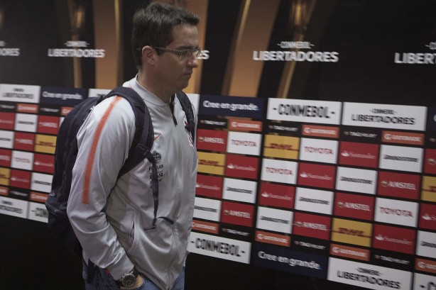 Técnico Osmar Loss na chegada do time ao estádio antes do jogo contra o Colo-Colo, no Chile
