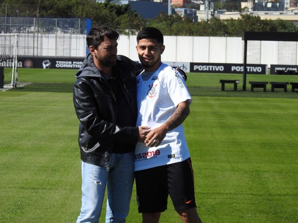 Duilio Monteiro Alves, diretor de futebol, e Sérgio Diaz no campo do CT