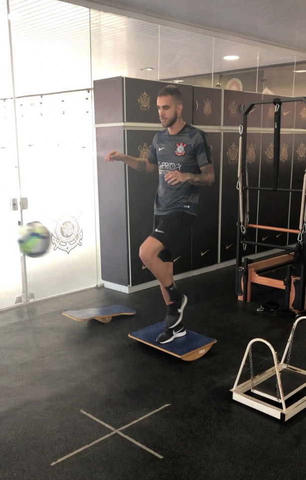 Gustavo rompeu ligamentos do joelho e tem usado CT para jogar ao futebol