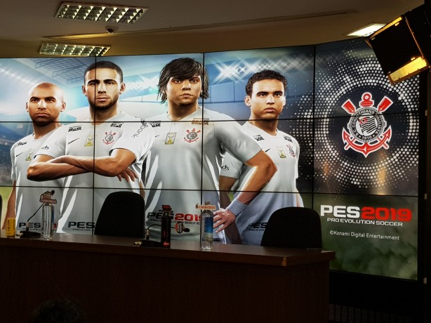 Sala de imprensa do Corinthians foi personalizada para anncio da Konami