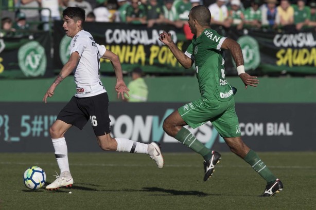 Ángelo Araos foi titular contra a Chapecoense, pelo Brasileirão, na Arena Condá
