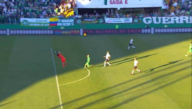 Após calcular mal a jogada, Cássio pegou a bola com a mão fora da área