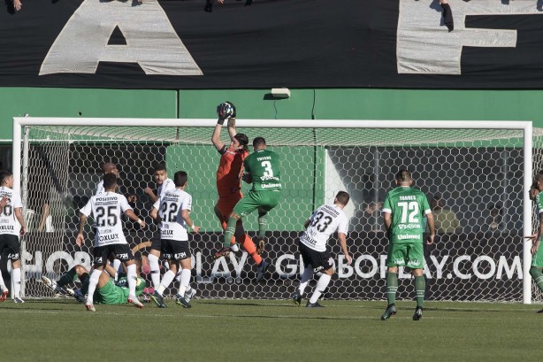Chapecoense pressionou e chegou a virada contra o Corinthians, pelo Brasileirão