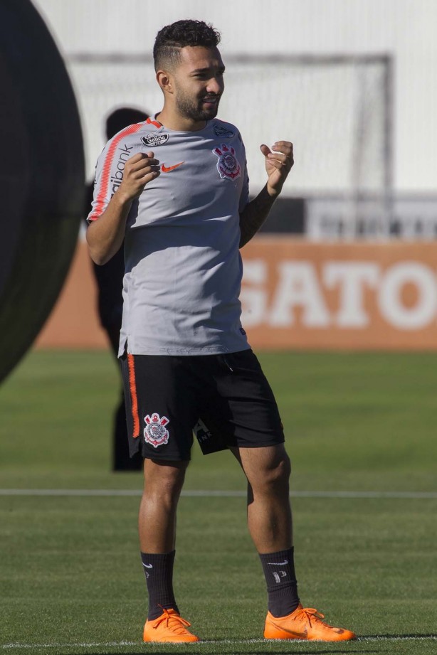 Clayson treina para o duelo contra a Chapecoense, pelo Brasileirão