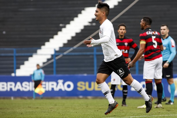 Fabrício Oya comemorando seu gol contra o Vitória, pelo Brasileiro sub-20