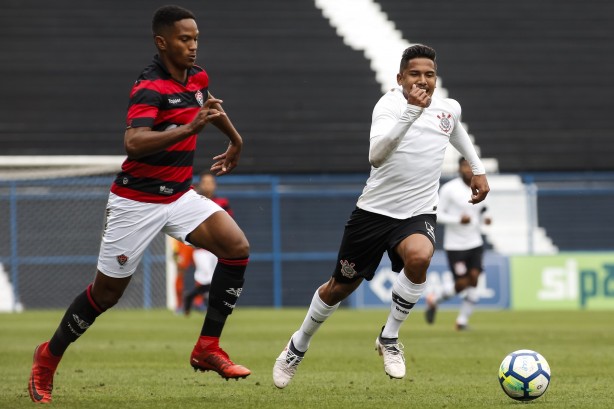 Fessin em jogada contra o Vitória, pelo Brasileiro sub-20