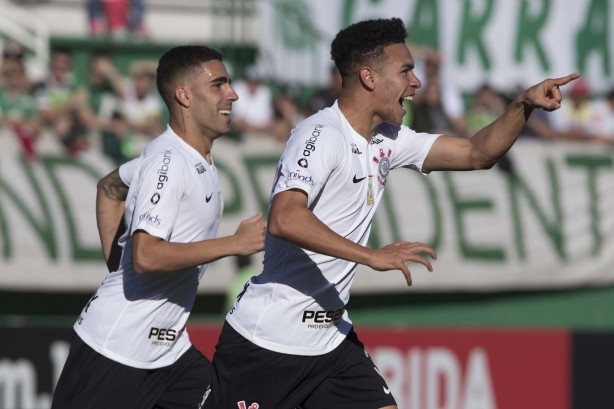 Gabriel e Marquinhos Gabriel comemorando o gol contra a Chapecoense, pelo Brasileirão