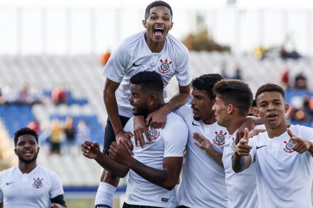 Jogadores comemorando os gols sobre o Palmeiras, pelo Paulista sub-20