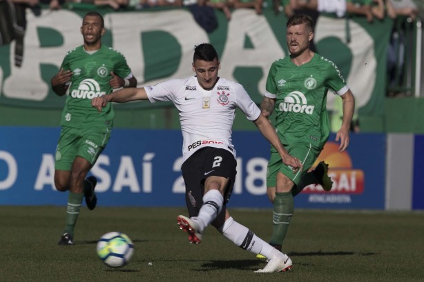 Mantuan em jogada durante partida contra a Chapecoense, pelo Brasileirão, na Arena Condá