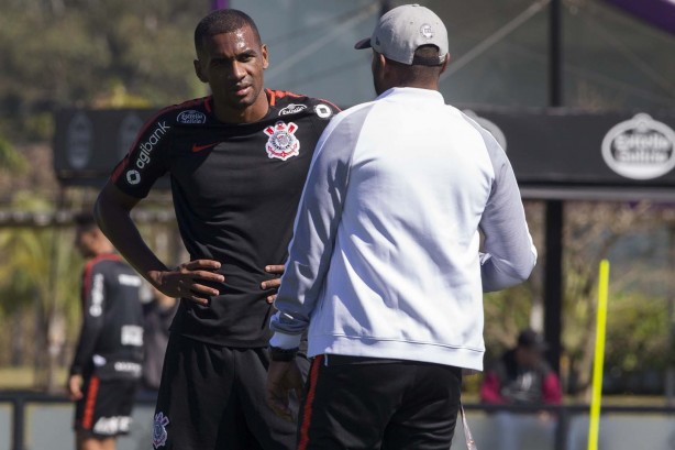 Marllon recebendo instruções durante o treino de hoje no CT Joaquim Grava