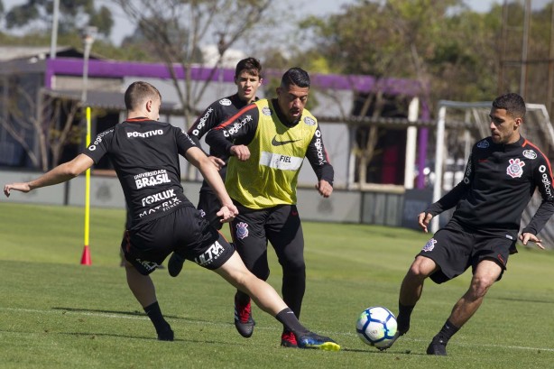 No CT, jogadores treinam para enfrentar a Chapecoense, na Arena Condá