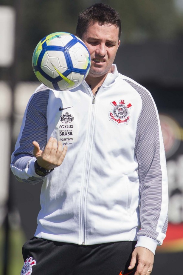 O técnico Osmar Loss comandou o treino desta tarde no CT Joaquim Grava