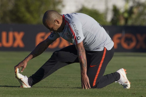 O veterano Emerson Sheik no treino preparatório para o duelo contra a Chapecoense