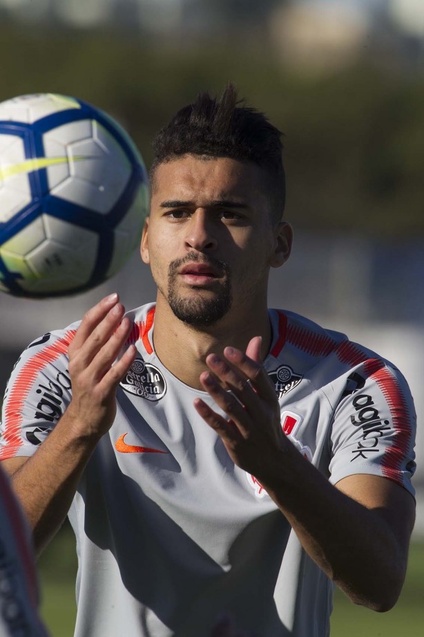 O zagueiro Léo Santos no treinamento de hoje no CT Joaquim Grava