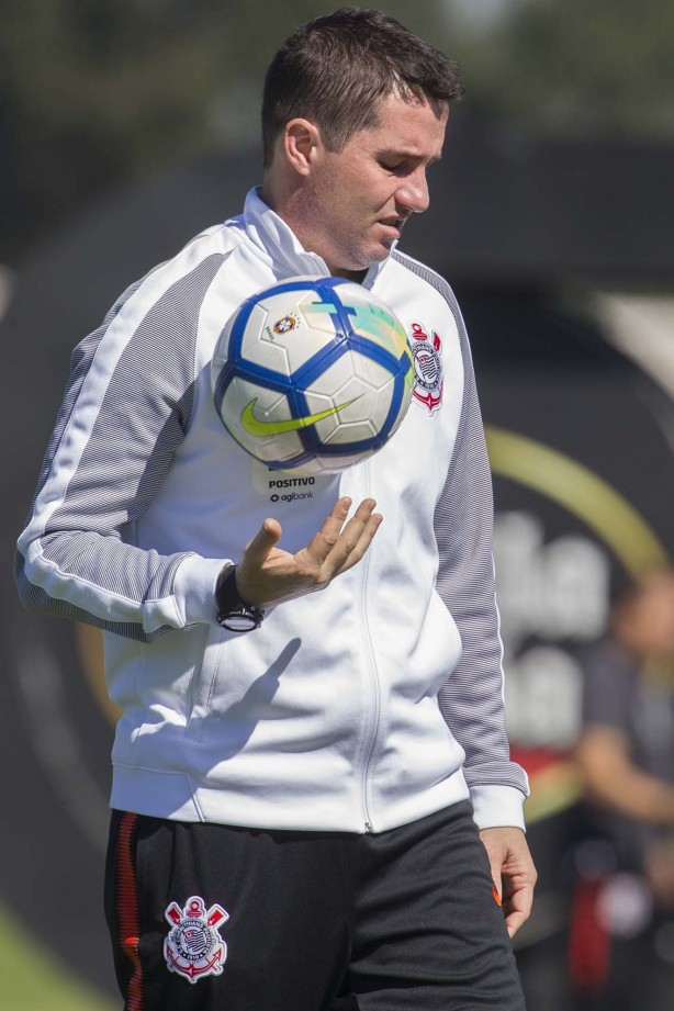 Osmar Loss comandando o último treino antes do jogo contra a Chapecoense, pelo Brasileirão