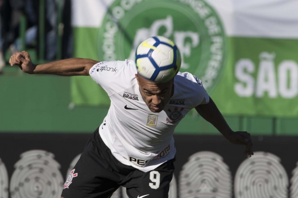Roger durante jogo contra a Chapecoense, pelo Brasileirão, na Arena Condá