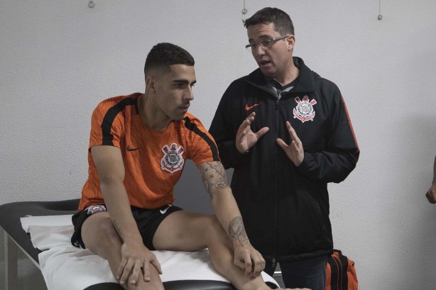 Osmar Loss conversa com Gabriel antes do jogo contra a Chapecoense, no vestiário da Arena Condá
