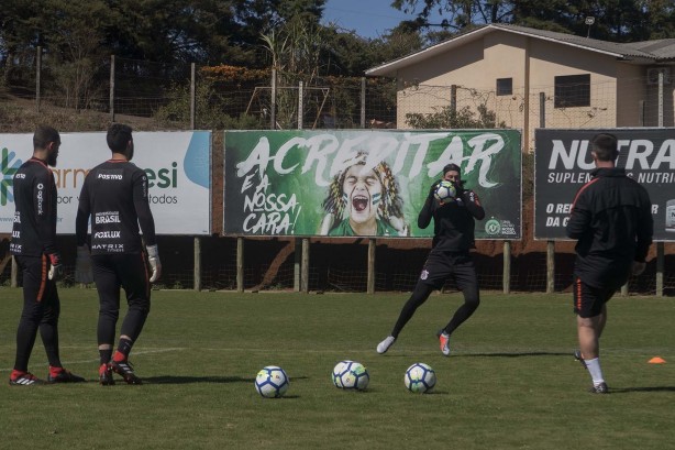 Arqueiros do Corinthians durante treino em Chapecó